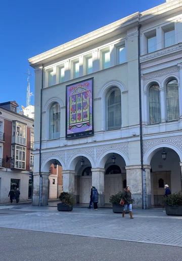 MeetYou Valladolid 2025. Artwork for the MeetYou 2025 theatre festival, displayed on a façade in Valladolid.